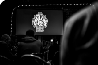 Photo en noir et blanc de la salle de l'événement Beyond Tellerand